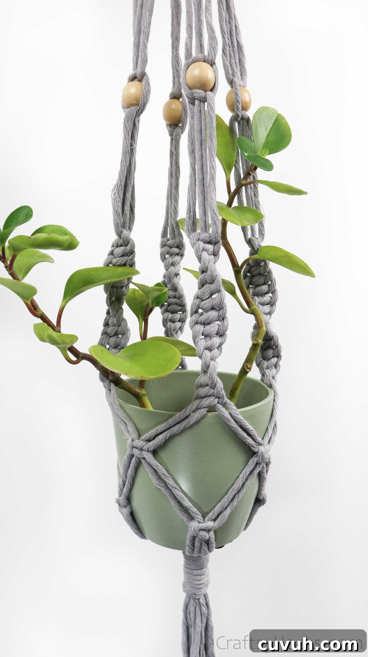 21 Chic DIY Summer Crafts to Refresh Your Home Decor 4 DIY Macrame Plant Hanger