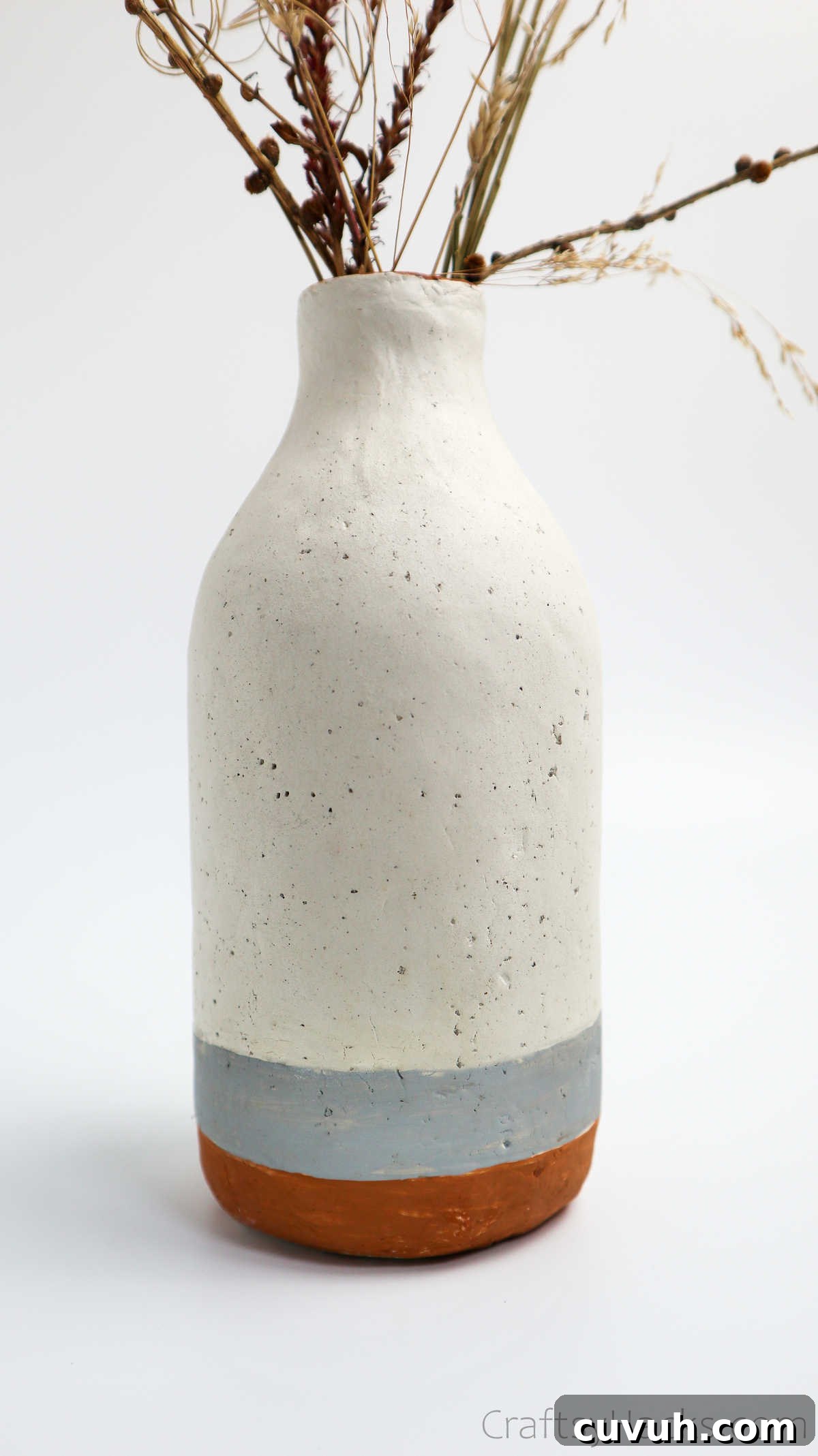 21 Chic DIY Summer Crafts to Refresh Your Home Decor 5 DIY Bottle Vase