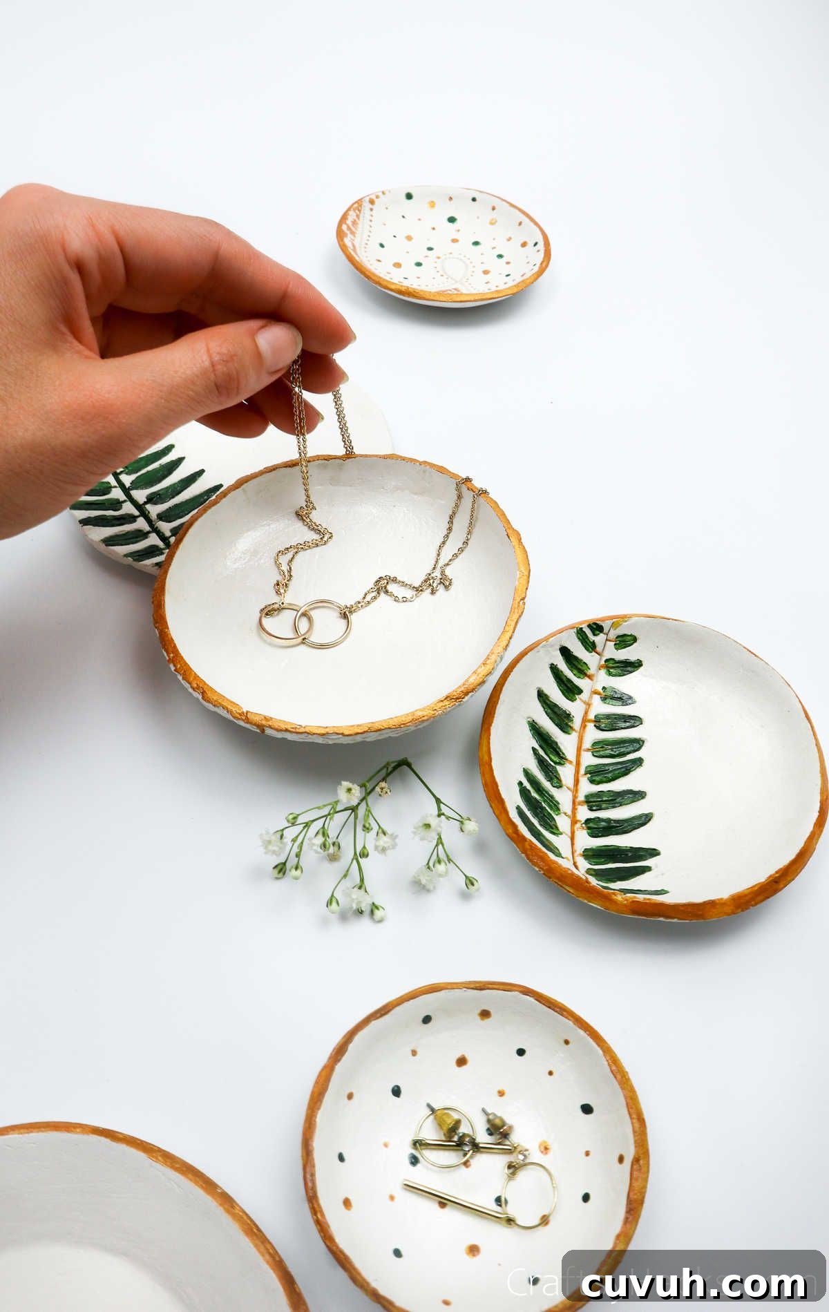21 Chic DIY Summer Crafts to Refresh Your Home Decor 6 DIY Jewelry Trays
