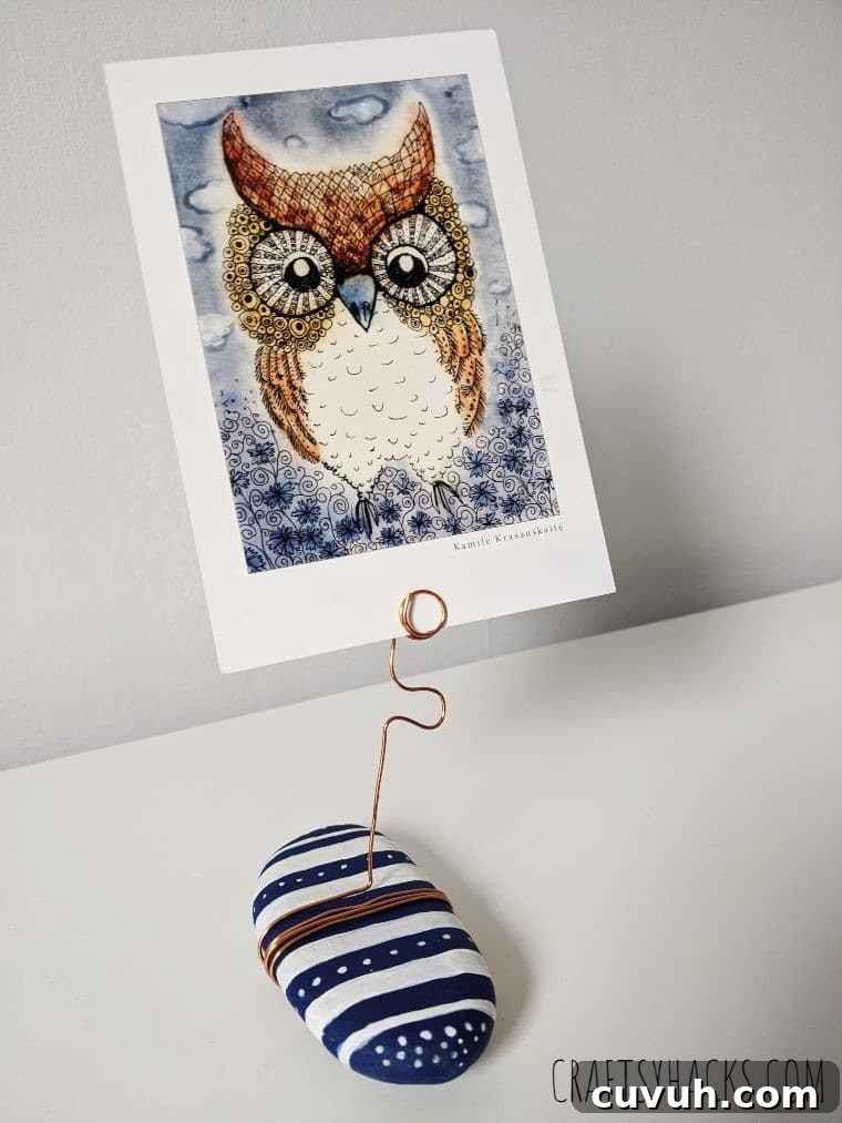 21 Chic DIY Summer Crafts to Refresh Your Home Decor 10 DIY Rock Photo Holders