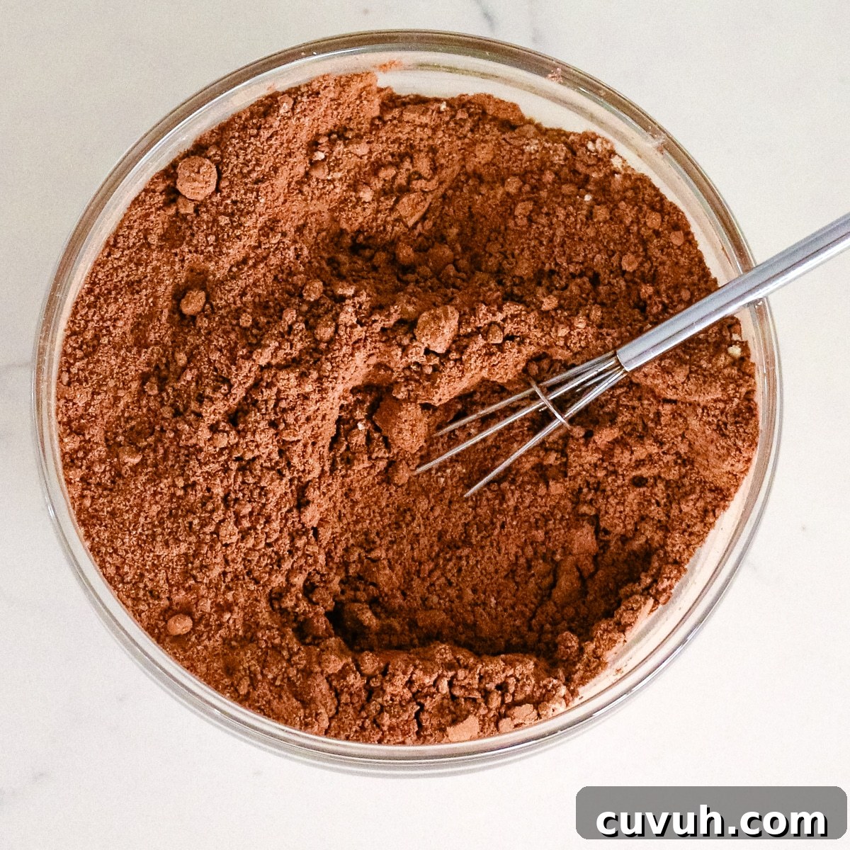 Mix the cocoa powder in a clear bowl.