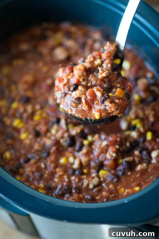 Clean Eating Turkey Chili Recipe - I'm loving this easy and nutritious clean eating turkey chili recipe. It's the perfect healthy crock pot chili!